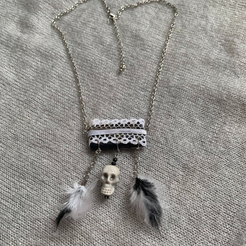 2x18$ 🦃 🍂 CREATION - Short necklace black wood - skull guns white black